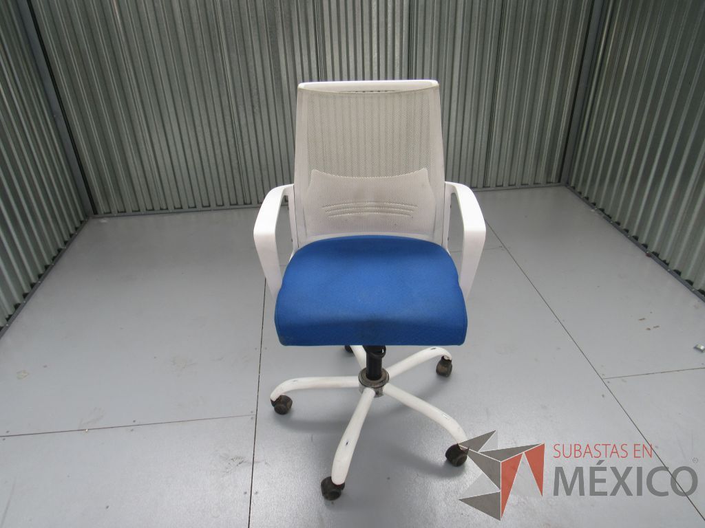Lote 005 - Silla operativa con ruedas, descansabrazos, asiento en tela color azul - Imagen 2