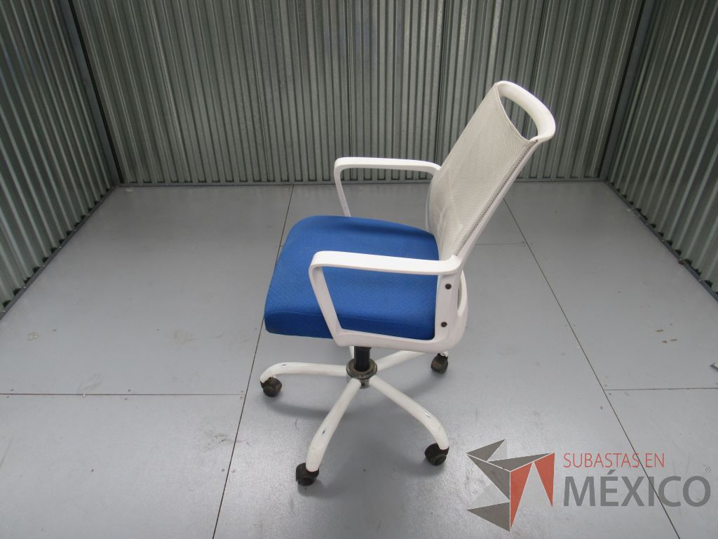 Lote 005 - Silla operativa con ruedas, descansabrazos, asiento en tela color azul - Imagen 3
