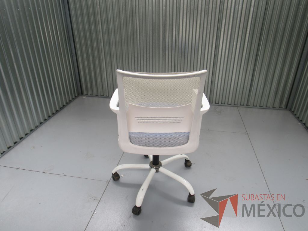 Lote 005 - Silla operativa con ruedas, descansabrazos, asiento en tela color azul - Imagen 4