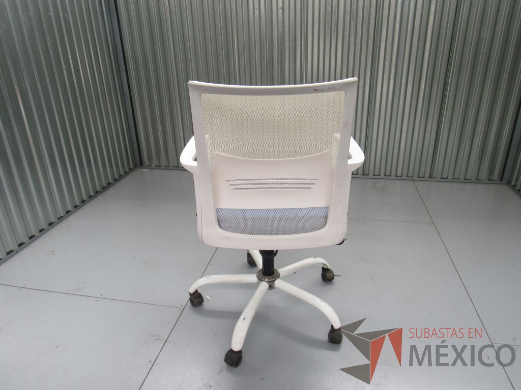 Lote 005 - Silla operativa con ruedas, descansabrazos, asiento en tela color azul - Imagen 5
