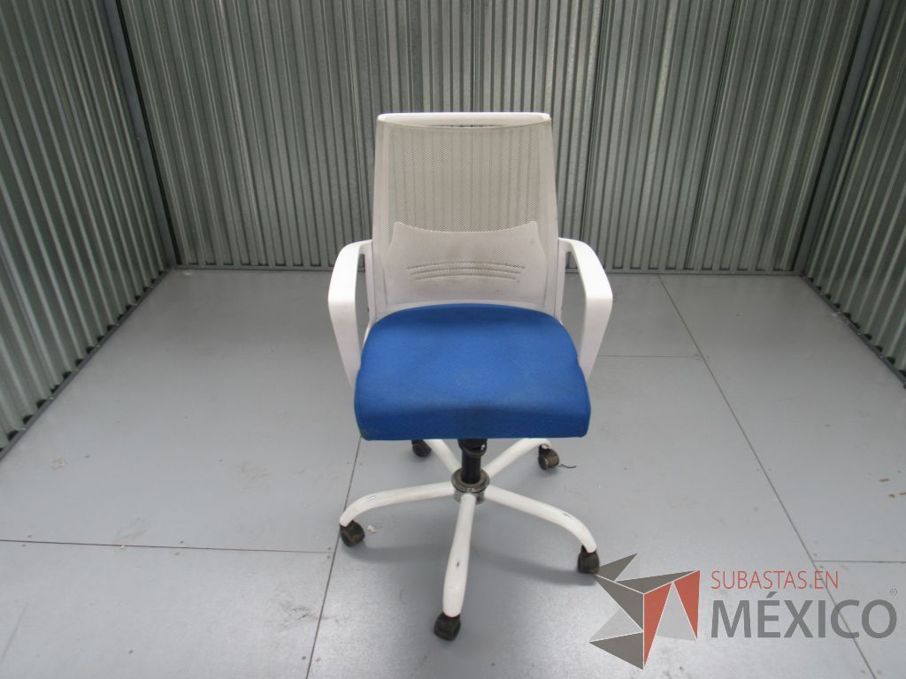 Lote 005 - Silla operativa con ruedas, descansabrazos, asiento en tela color azul - Imagen 6