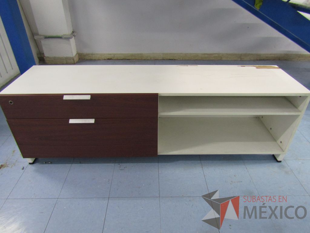 Lote 040 - 2 Credenzas con 2 cajones y 1 entrepaño color vino con blanco