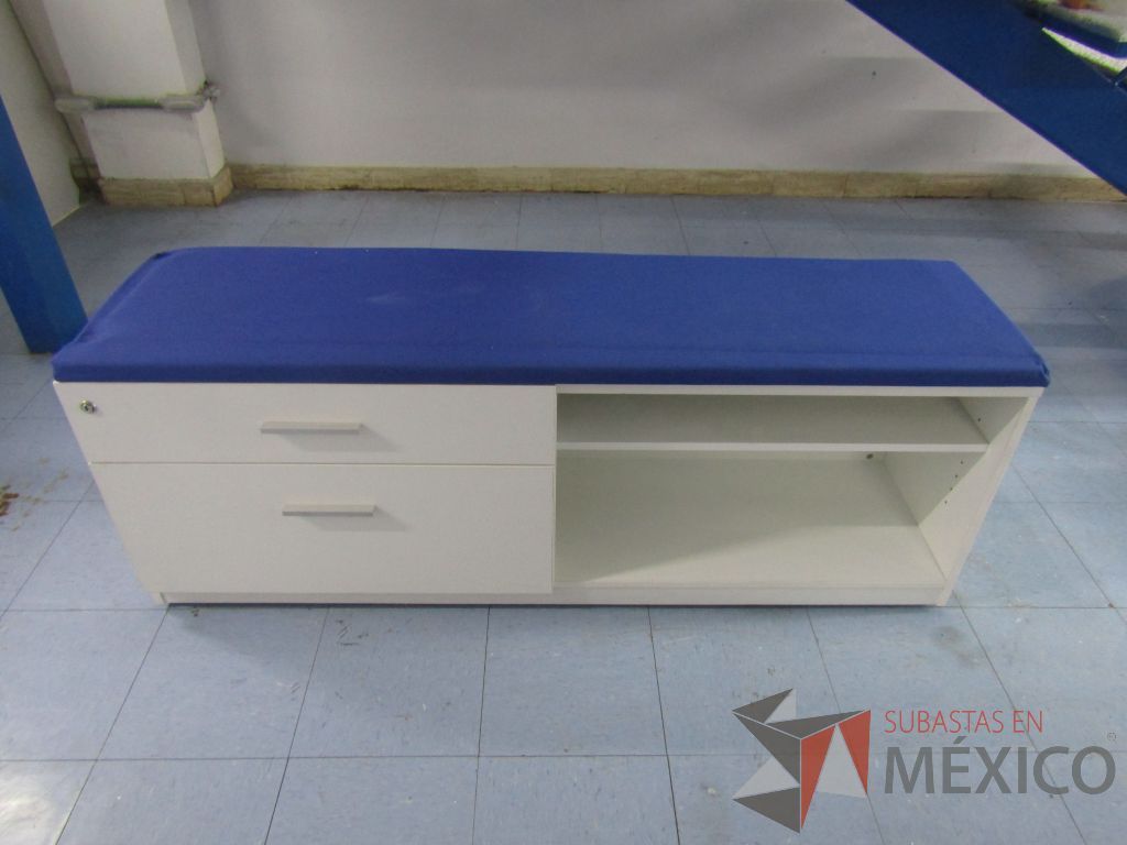 Lote 030 - 2 Credenzas con 2 cajones y 1 entrepaño con cojín en tela color azul