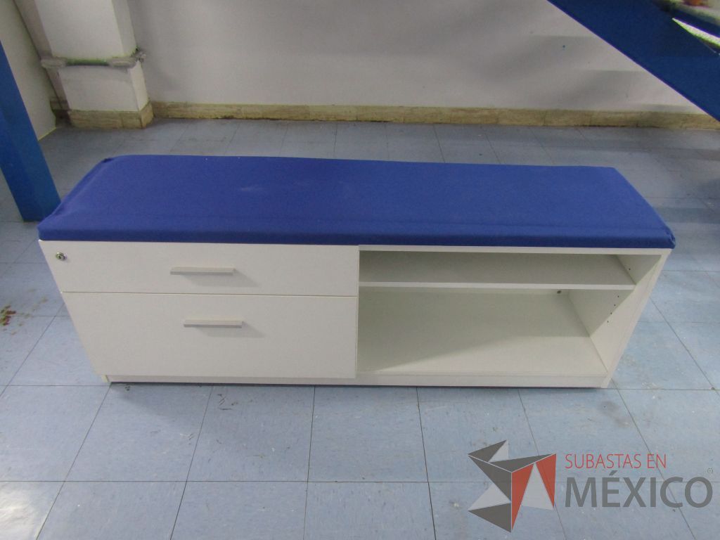 Lote 030 - 2 Credenzas con 2 cajones y 1 entrepaño con cojín en tela color azul - Imagen 2