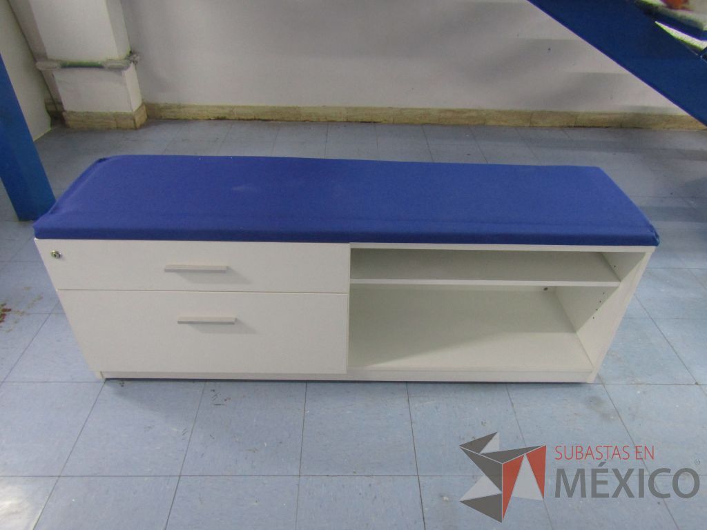 Lote 041 - 2 Credenzas con 2 cajones y 1 entrepaño con cojín en tela color azul - Imagen 4