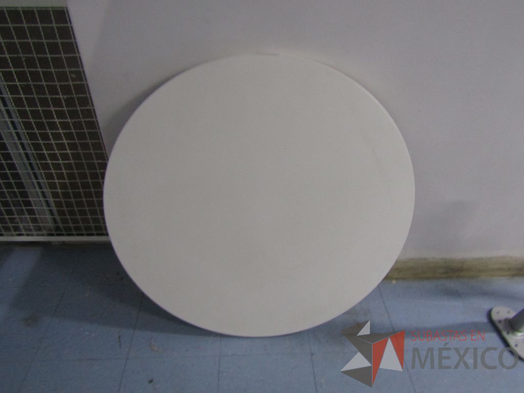 Lote 007 - Mesa redonda con 4 patas metálicas con ruedas. (Desarmadas.) - Imagen 2