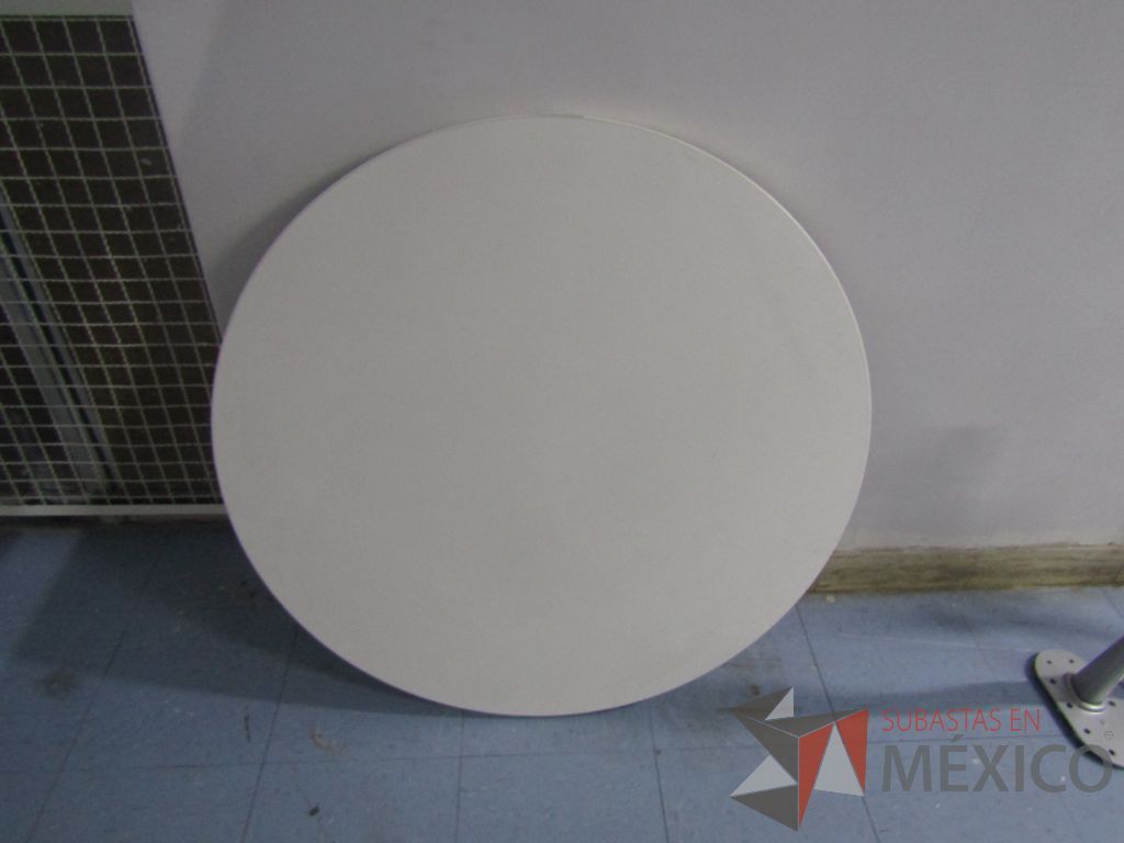 Lote 007 - Mesa redonda con 4 patas metálicas con ruedas. (Desarmadas.) - Imagen 3