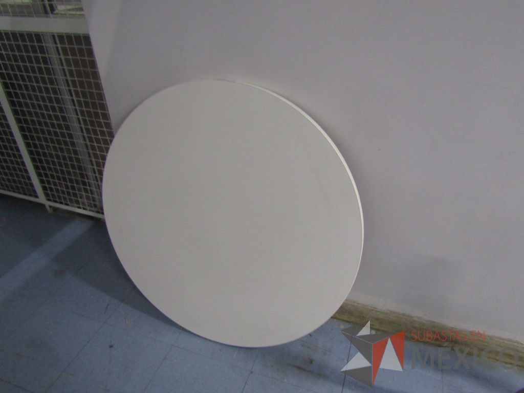 Lote 007 - Mesa redonda con 4 patas metálicas con ruedas. (Desarmadas.)