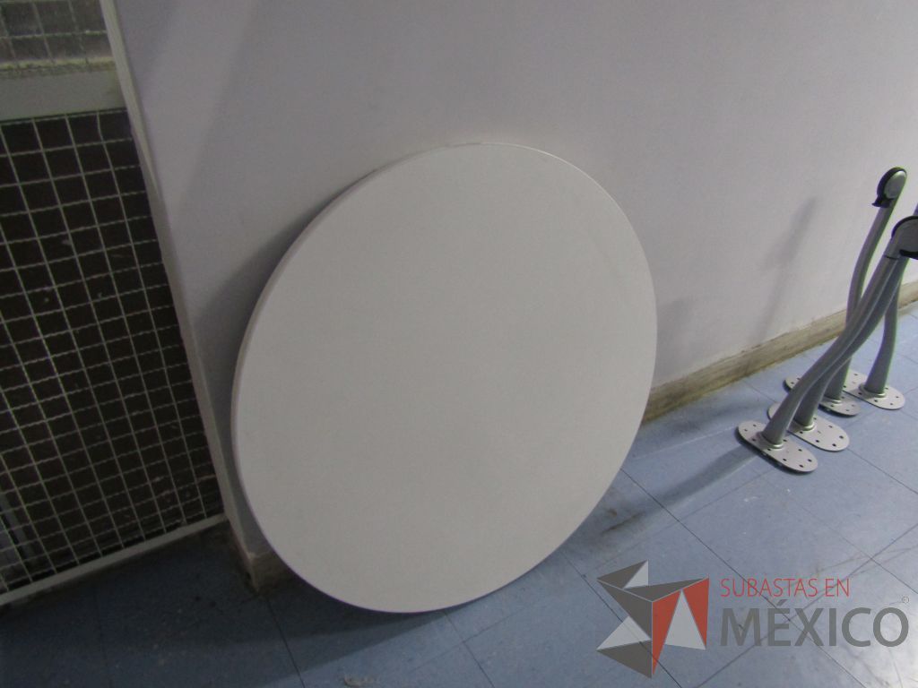 Lote 007 - Mesa redonda con 4 patas metálicas con ruedas. (Desarmadas.) - Imagen 4