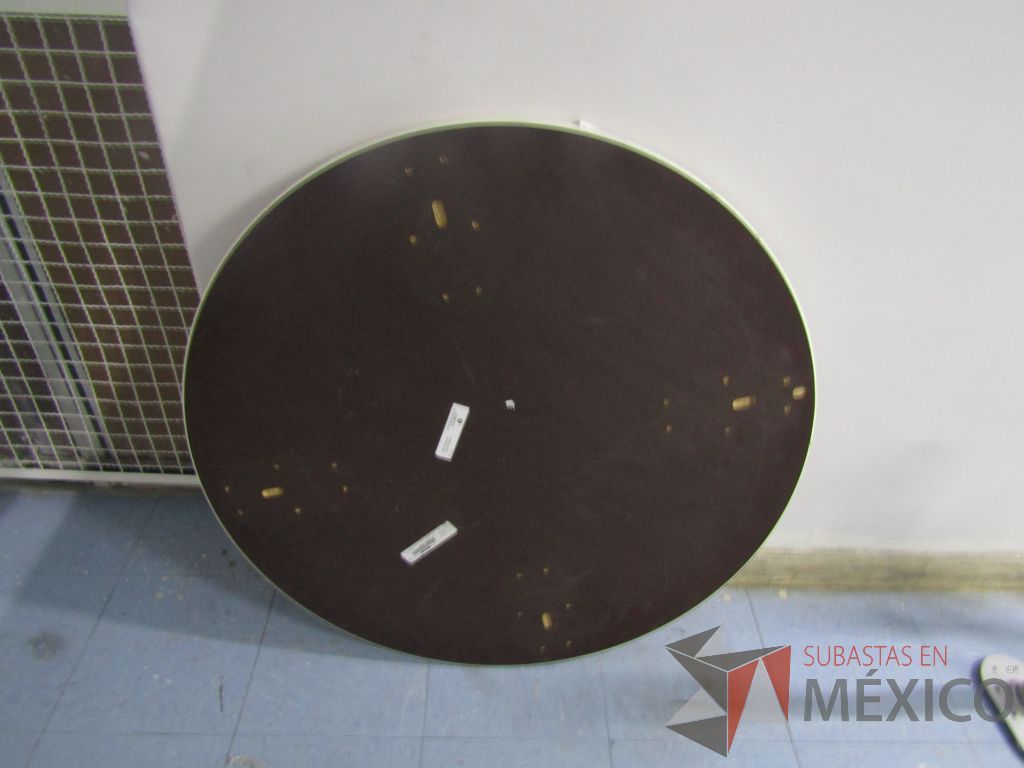 Lote 007 - Mesa redonda con 4 patas metálicas con ruedas. (Desarmadas.) - Imagen 5