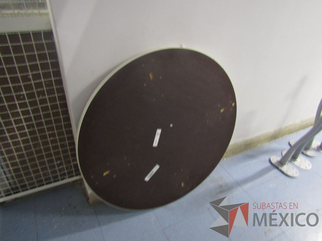 Lote 007 - Mesa redonda con 4 patas metálicas con ruedas. (Desarmadas.) - Imagen 7
