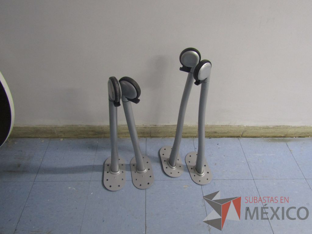 Lote 007 - Mesa redonda con 4 patas metálicas con ruedas. (Desarmadas.) - Imagen 8