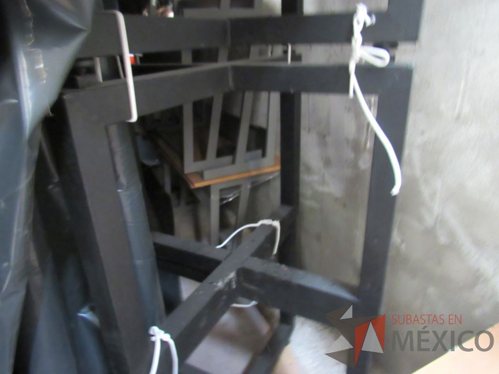 Lote 103 - Mesa de trabajo cuadrada para 4 personas con base metálica color café