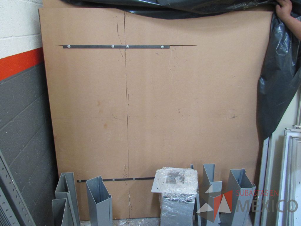 Lote 103 - Mesa de trabajo cuadrada para 4 personas con base metálica color café - Imagen 8