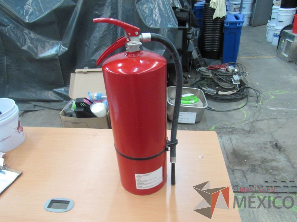 Lote 087 - 5 Extinguidores de CO2 de 9 KGS y 8 Papel para Ploter - Imagen 6