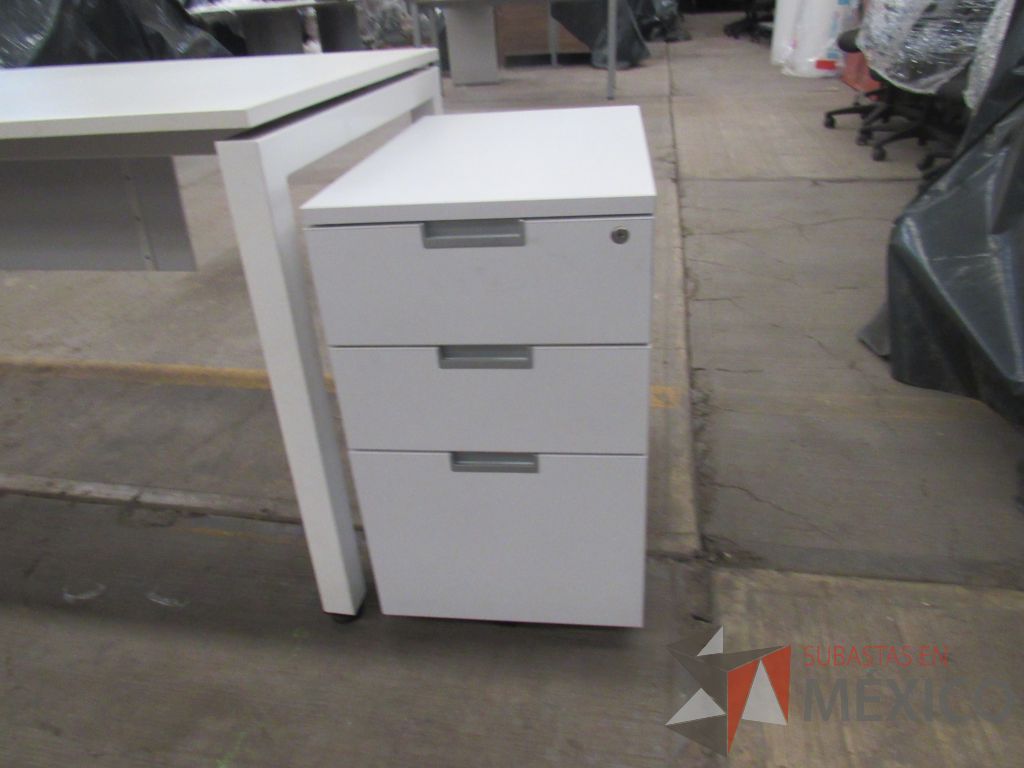 Lote 065 - Escritorio con base metálica, archivero de pedestal de 3 cajones color blanco - Imagen 4
