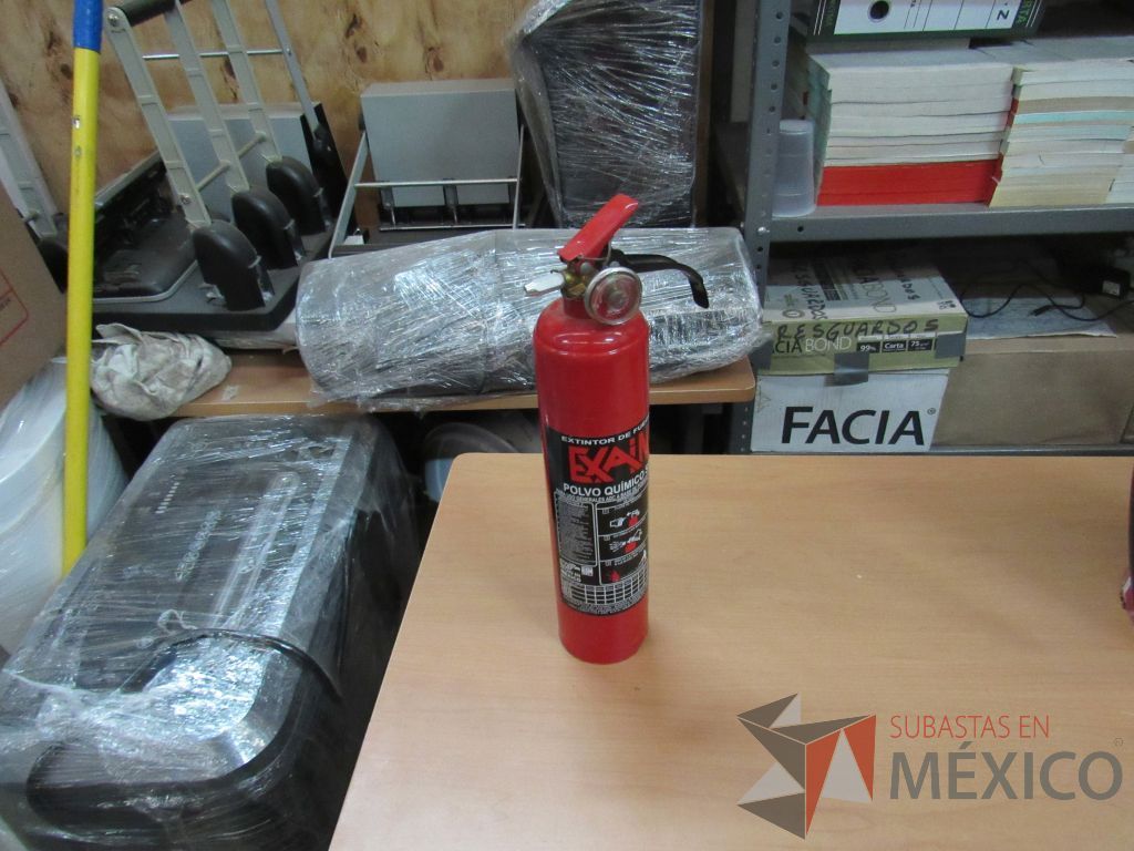 Lote 086 - 4 Extinguidores de gas PQS 6 Kg, 48 Botas de hule, Extinguidor PQS 1 Kg - Imagen 18