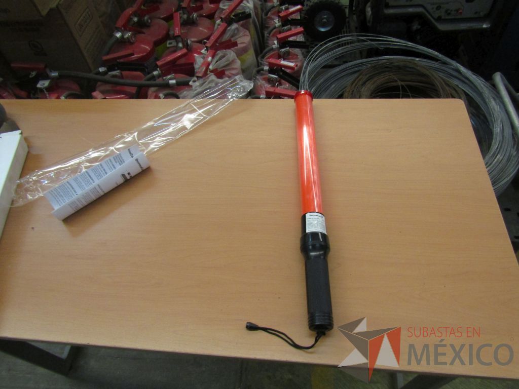 Lote 085 - 12 Detectores de humo, 5 Baston de seguridad, 2 Cargador universal de pilas ... - Imagen 28