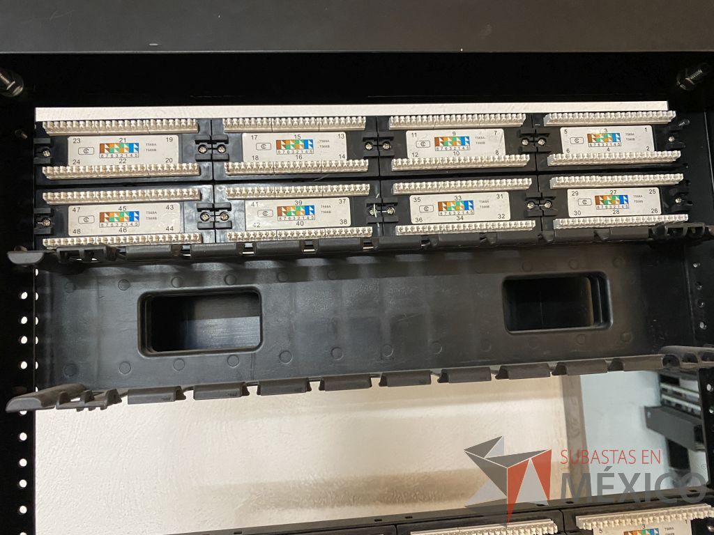 Lote 212 - 15 Panel de parcheo con 48 puertos para cable UTP categoría 6, 4 Rack estándar metálico de 19" para piso de 210 mm ... - Imagen 12