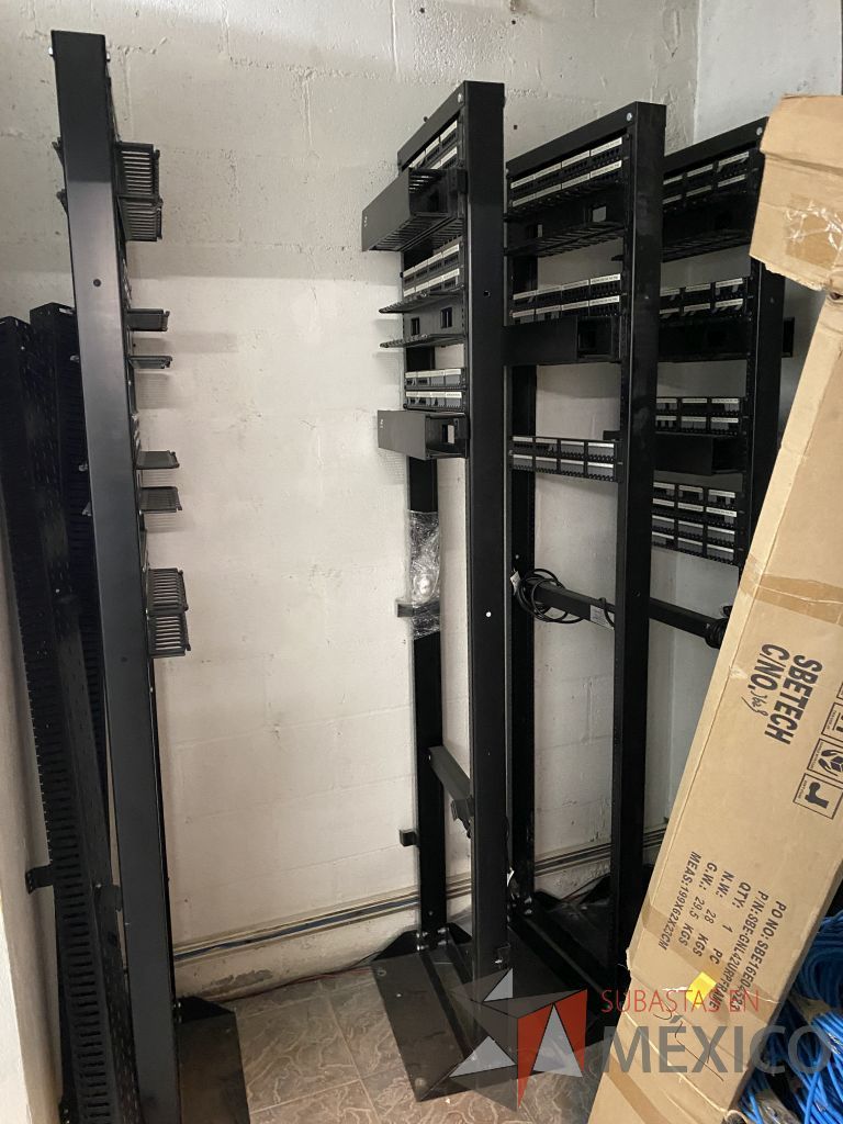 Lote 212 - 15 Panel de parcheo con 48 puertos para cable UTP categoría 6, 4 Rack estándar metálico de 19" para piso de 210 mm ... - Imagen 16