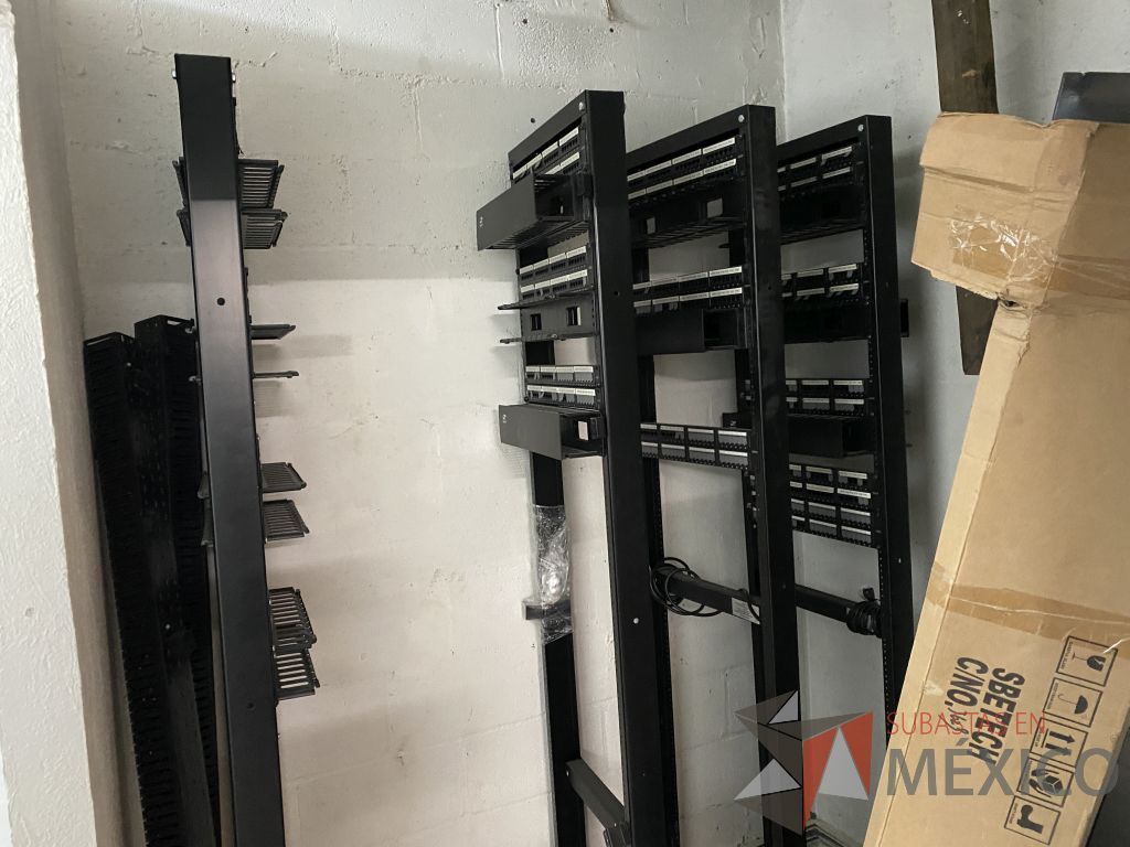 Lote 212 - 15 Panel de parcheo con 48 puertos para cable UTP categoría 6, 4 Rack estándar metálico de 19" para piso de 210 mm ... - Imagen 19