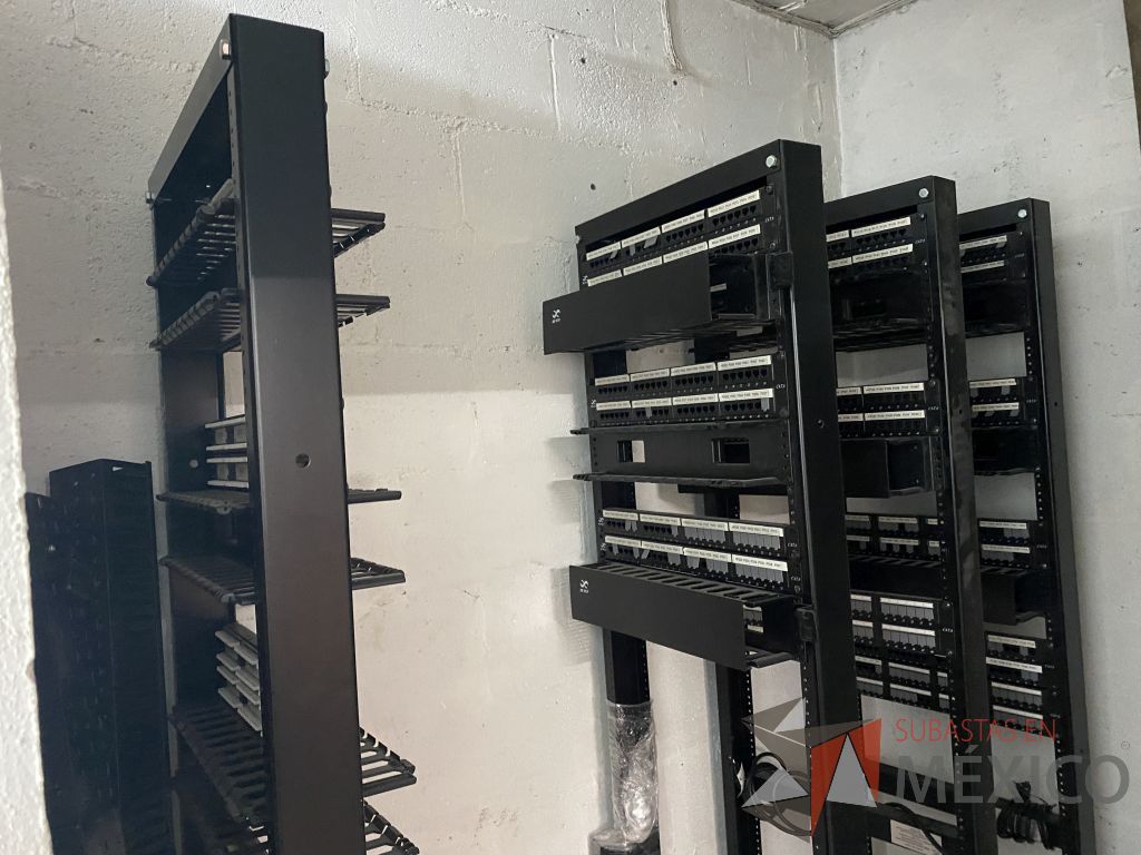 Lote 212 - 15 Panel de parcheo con 48 puertos para cable UTP categoría 6, 4 Rack estándar metálico de 19" para piso de 210 mm ... - Imagen 21