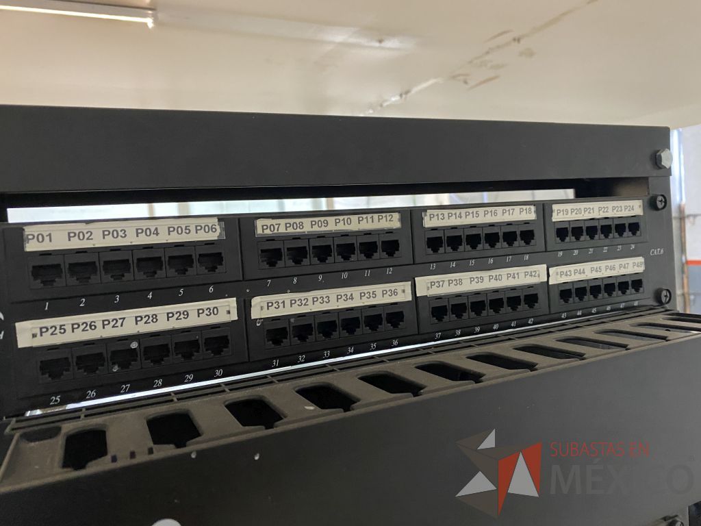 Lote 212 - 15 Panel de parcheo con 48 puertos para cable UTP categoría 6, 4 Rack estándar metálico de 19" para piso de 210 mm ... - Imagen 22