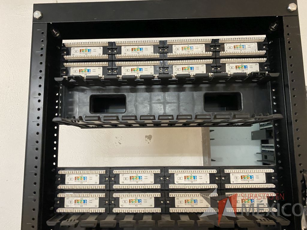 Lote 212 - 15 Panel de parcheo con 48 puertos para cable UTP categoría 6, 4 Rack estándar metálico de 19" para piso de 210 mm ... - Imagen 25
