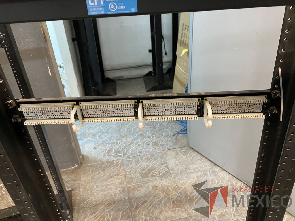 Lote 212 - 15 Panel de parcheo con 48 puertos para cable UTP categoría 6, 4 Rack estándar metálico de 19" para piso de 210 mm ... - Imagen 27