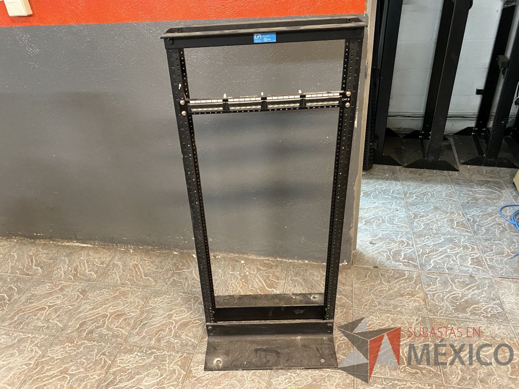 Lote 212 - 15 Panel de parcheo con 48 puertos para cable UTP categoría 6, 4 Rack estándar metálico de 19" para piso de 210 mm ... - Imagen 30