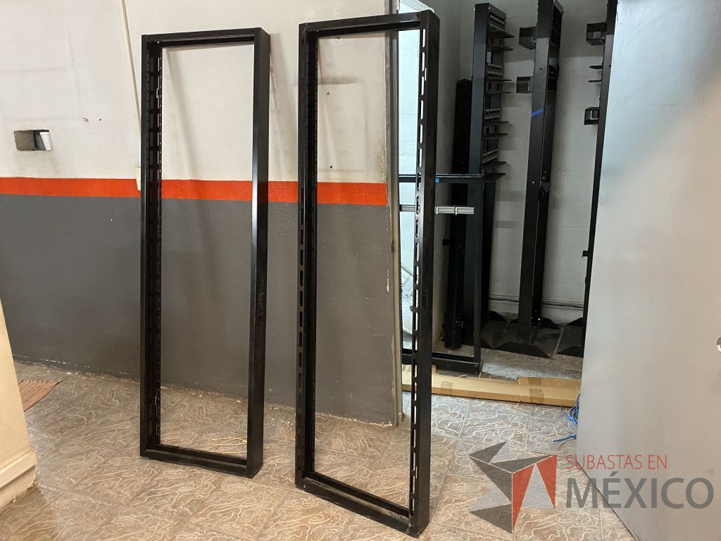 Lote 212 - 15 Panel de parcheo con 48 puertos para cable UTP categoría 6, 4 Rack estándar metálico de 19" para piso de 210 mm ... - Imagen 40