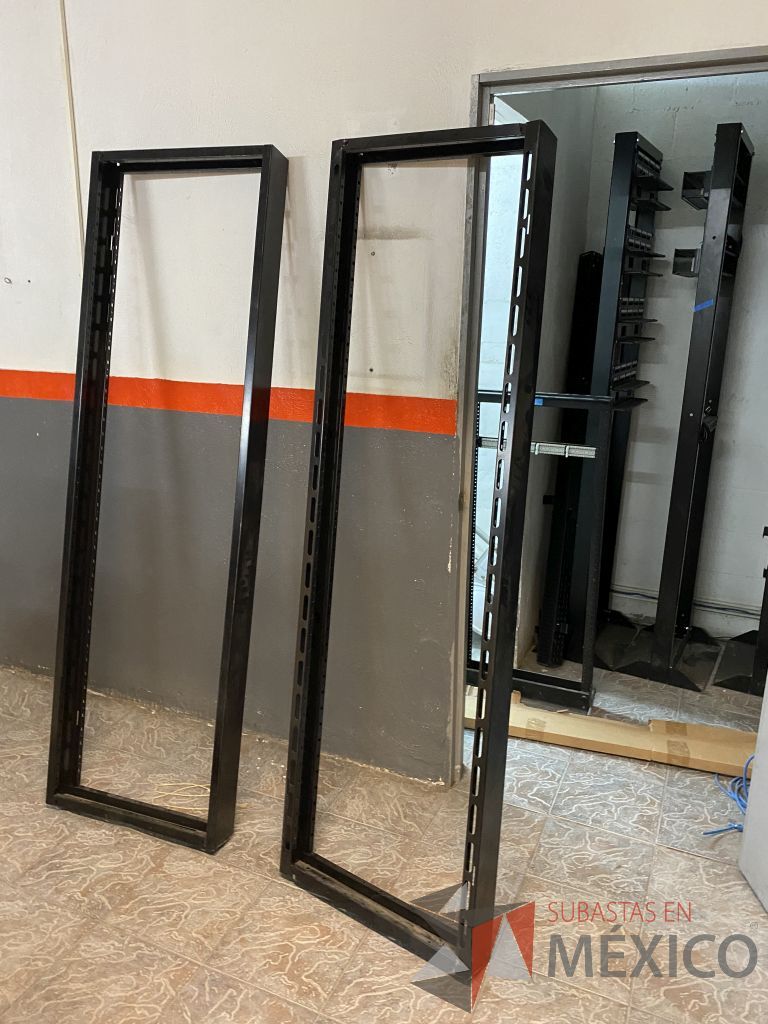 Lote 212 - 15 Panel de parcheo con 48 puertos para cable UTP categoría 6, 4 Rack estándar metálico de 19" para piso de 210 mm ... - Imagen 41