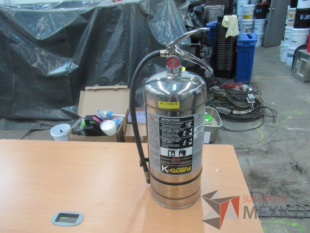 Lote 086 - 4 Extinguidores de gas PQS 6 Kg, 48 Botas de hule, Extinguidor PQS 1 Kg