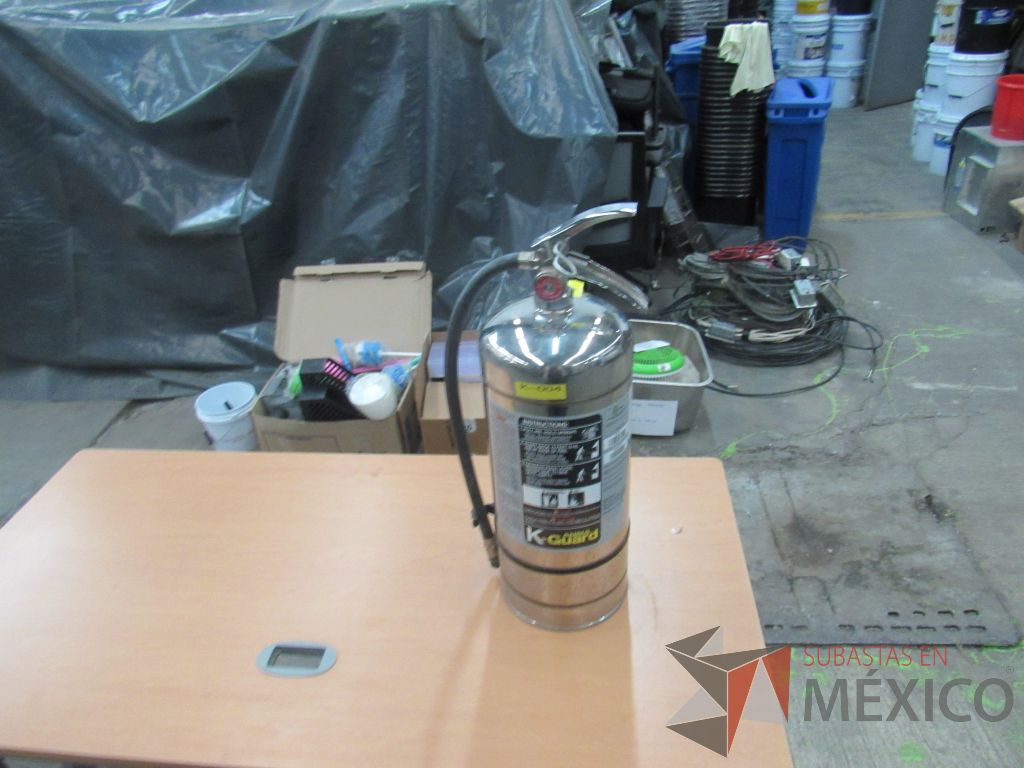 Lote 086 - 4 Extinguidores de gas PQS 6 Kg, 48 Botas de hule, Extinguidor PQS 1 Kg - Imagen 4