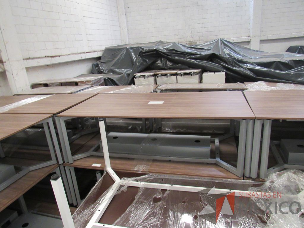 Lote 025 - Mesa de sala de juntas para 6 personas con base metálica y accesorio para conexiones - Imagen 2
