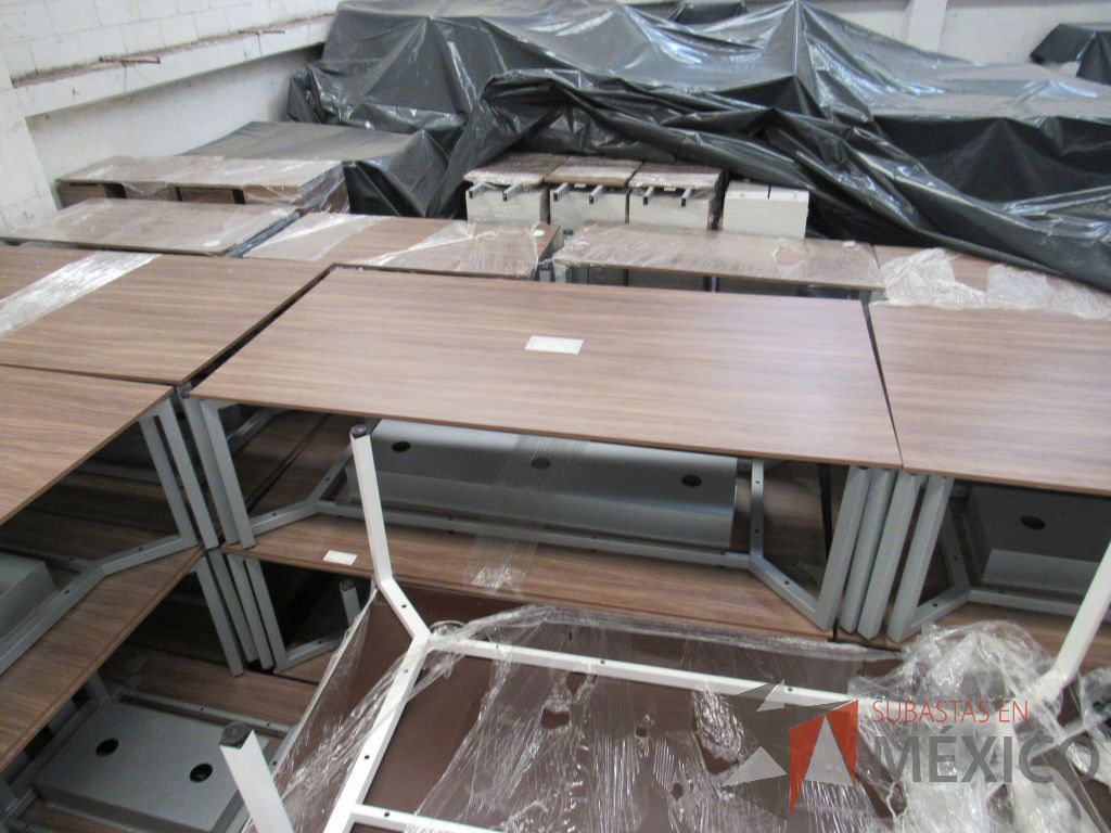 Lote 025 - Mesa de sala de juntas para 6 personas con base metálica y accesorio para conexiones - Imagen 4