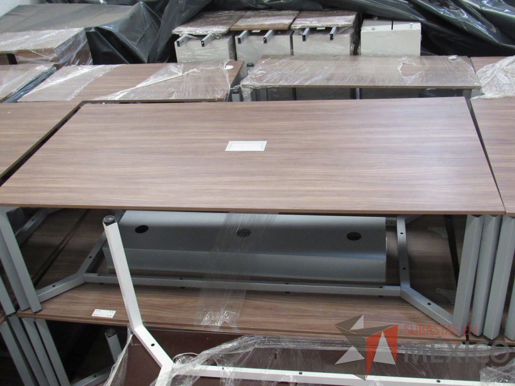 Lote 025 - Mesa de sala de juntas para 6 personas con base metálica y accesorio para conexiones - Imagen 5