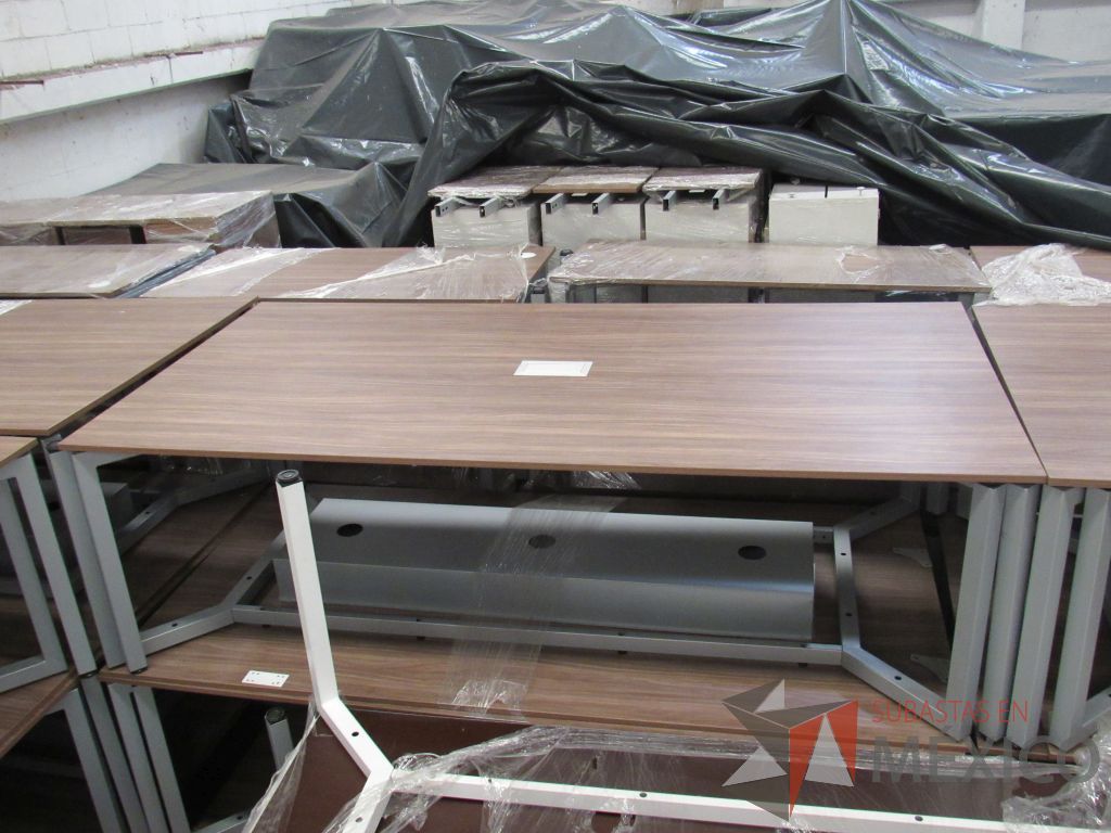 Lote 025 - Mesa de sala de juntas para 6 personas con base metálica y accesorio para conexiones - Imagen 6