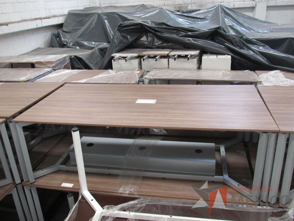 Lote 098 - Mesa de sala de juntas para 6 personas con base metálica y accesorio para conexiones - Imagen 6