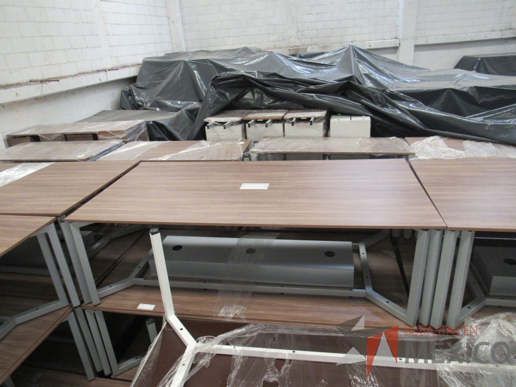 Lote 025 - Mesa de sala de juntas para 6 personas con base metálica y accesorio para conexiones