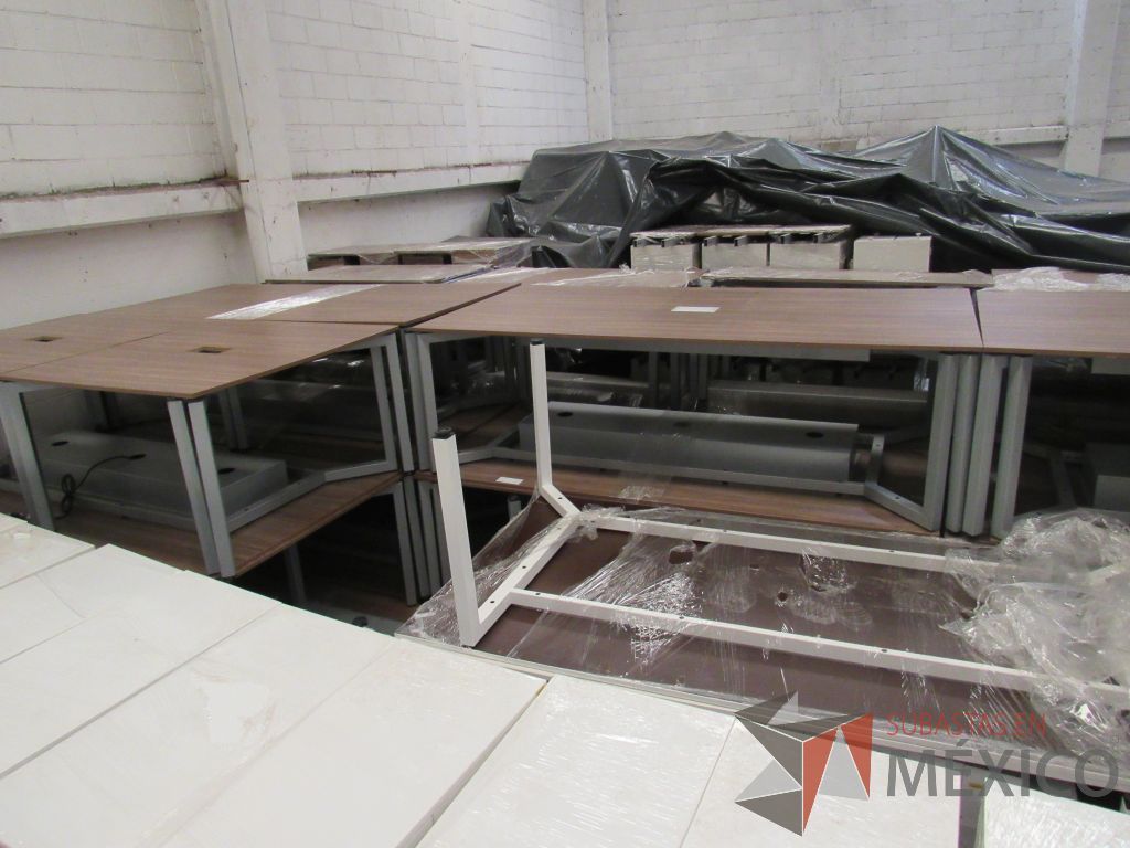 Lote 025 - Mesa de sala de juntas para 6 personas con base metálica y accesorio para conexiones - Imagen 8