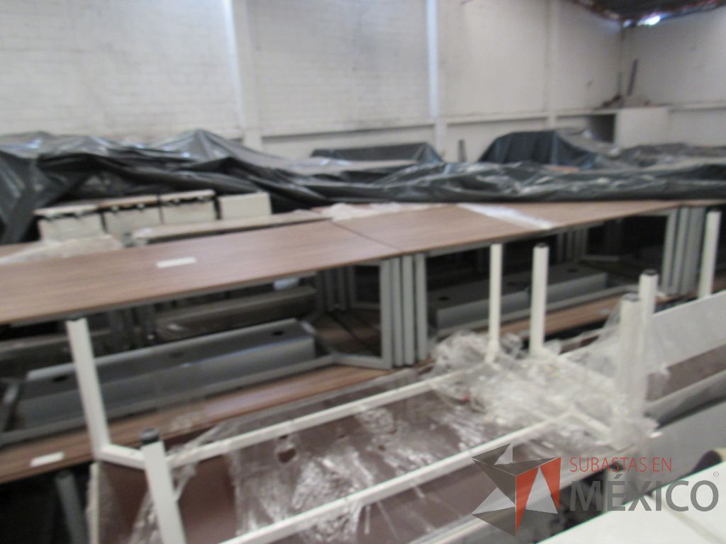 Lote 025 - Mesa de sala de juntas para 6 personas con base metálica y accesorio para conexiones - Imagen 9