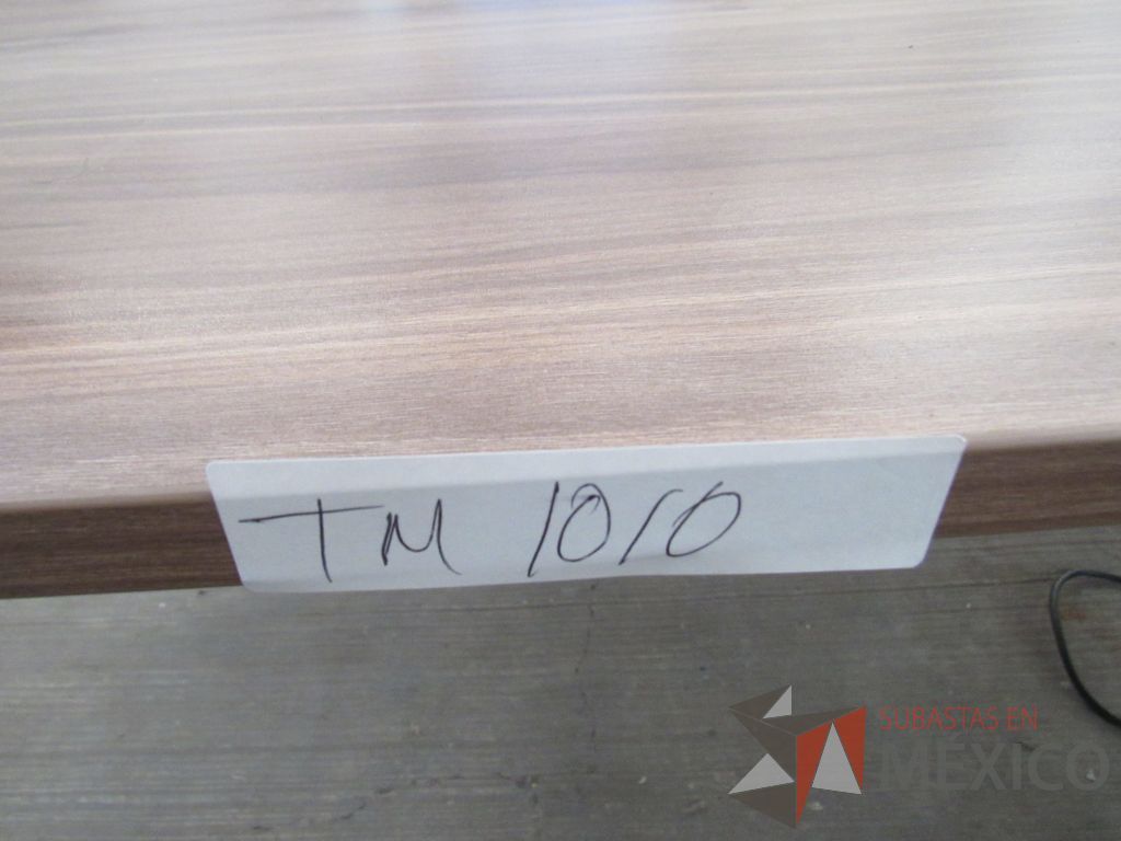Lote 097 - Mesa de sala de juntas para 6 personas con base metálica y accesorio para conexiones - Imagen 9