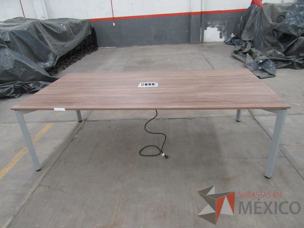 Lote 025 - Mesa de sala de juntas para 6 personas con base metálica y accesorio para conexiones - Imagen 11