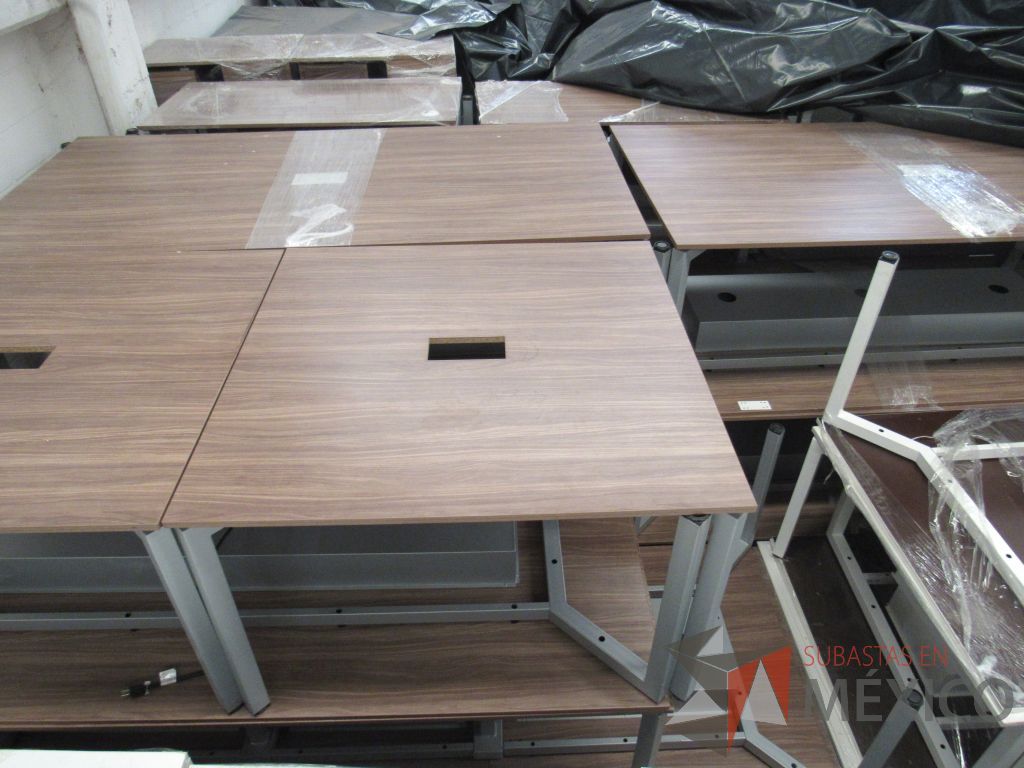 Lote 027 - Mesa de trabajo cuadrada para 4 personas con base metálica color café - Imagen 4