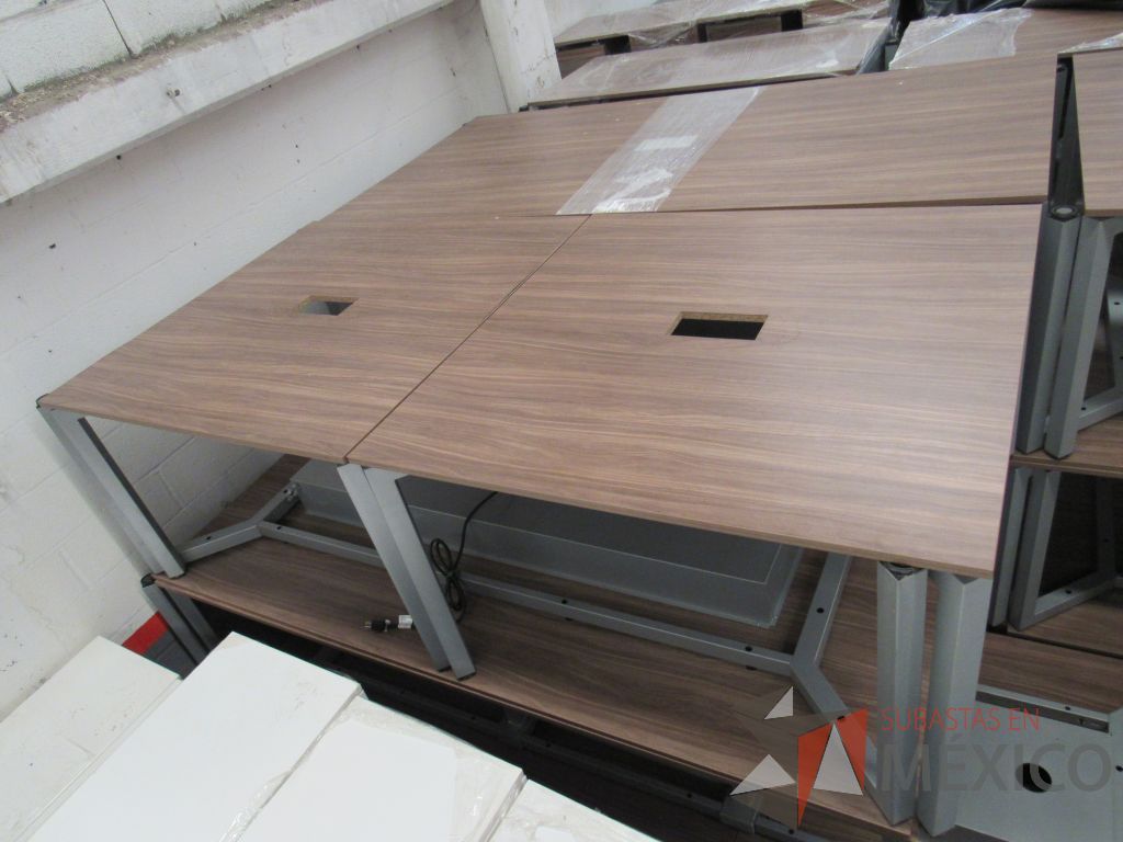 Lote 027 - Mesa de trabajo cuadrada para 4 personas con base metálica color café - Imagen 6