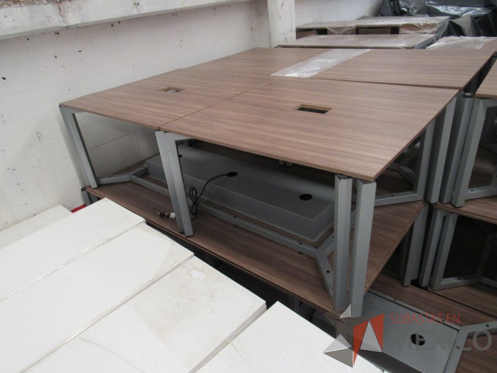 Lote 027 - Mesa de trabajo cuadrada para 4 personas con base metálica color café - Imagen 7