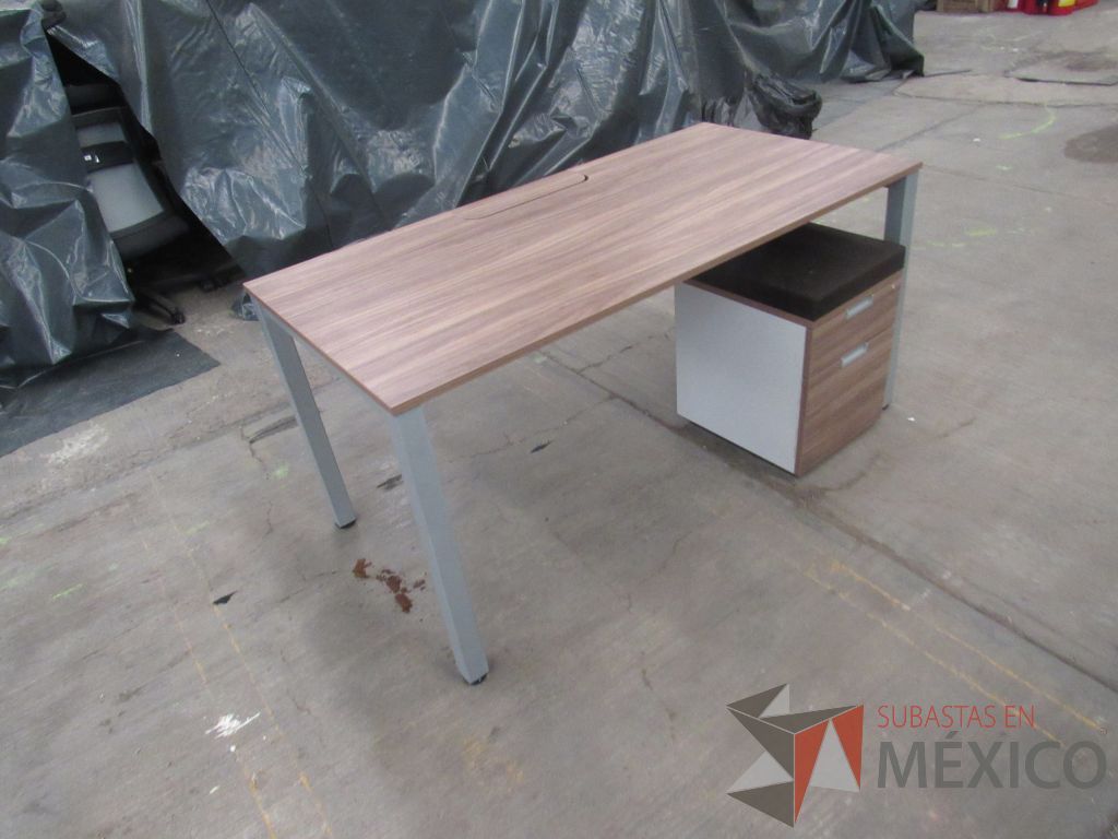Lote 024 - Mesa de trabajo rectangular con base metálica, cubierta color café y archivero vertical de 2 cajones - Imagen 2