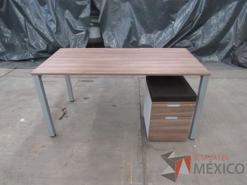 Lote 024 - Mesa de trabajo rectangular con base metálica, cubierta color café y archivero vertical de 2 cajones - Imagen 6