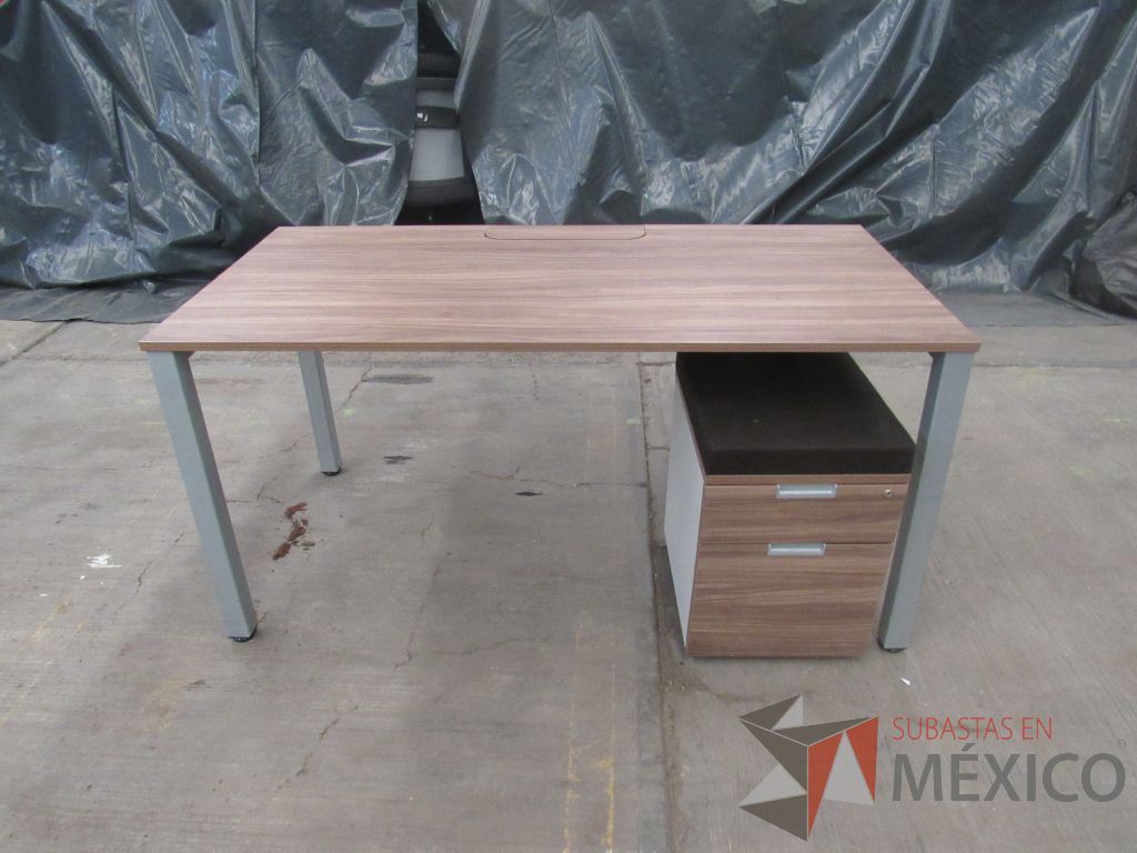Lote 024 - Mesa de trabajo rectangular con base metálica, cubierta color café y archivero vertical de 2 cajones